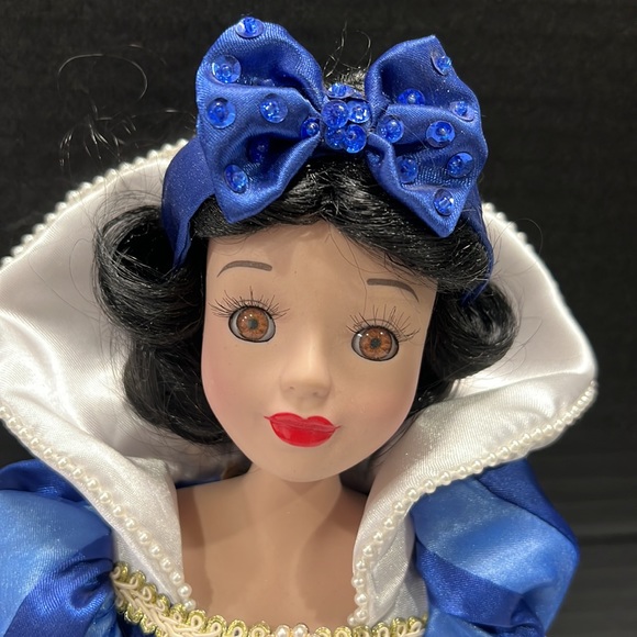 Disney Brass Key Porcelain Snow White Doll - Picture 3 of 12